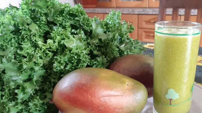 Batido verde de mango y escarola